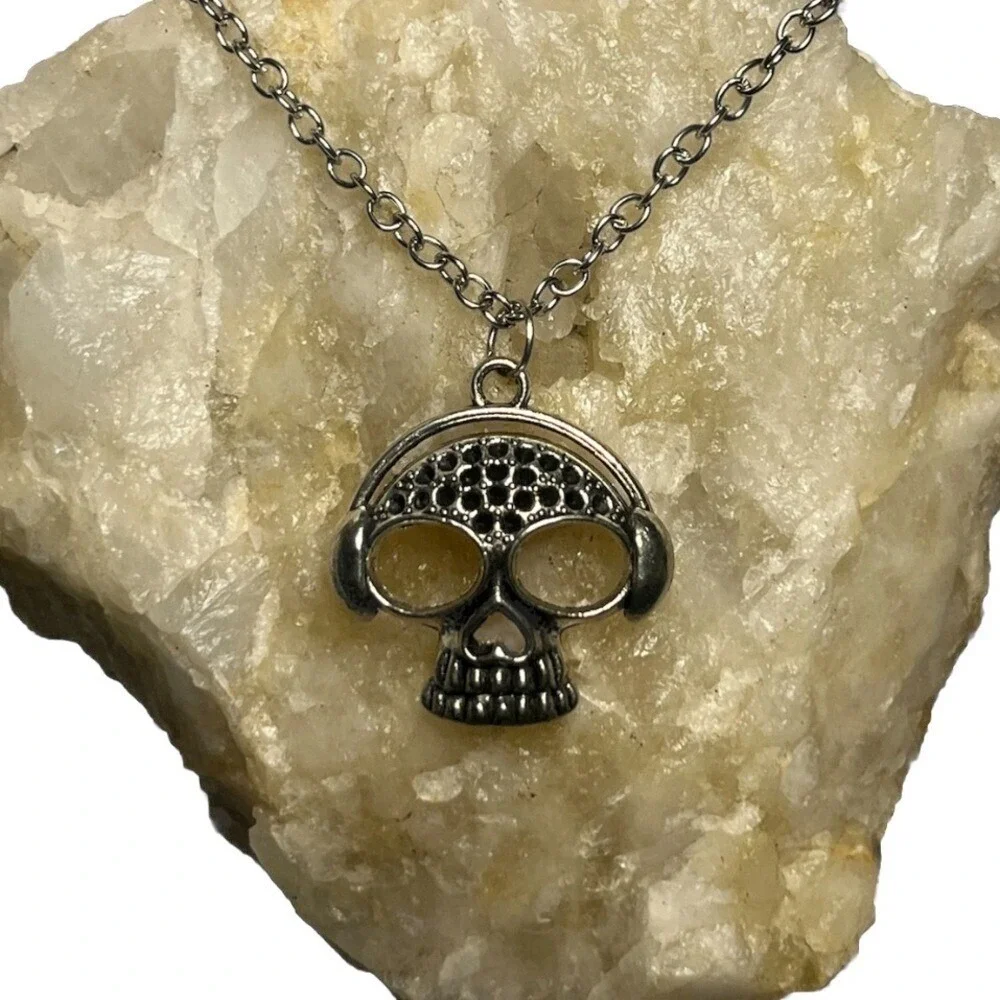 Unbranded Skull Headphones Necklace Unisex 22